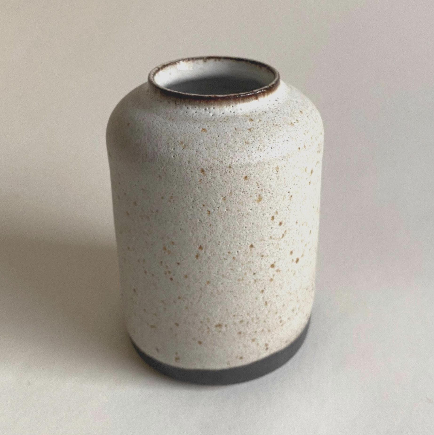 Vase | Keramik | Getöpfert | Steinzeug | Deko | Weiß | Anthrazit | Sprenkel | Unikat | Keramikvase