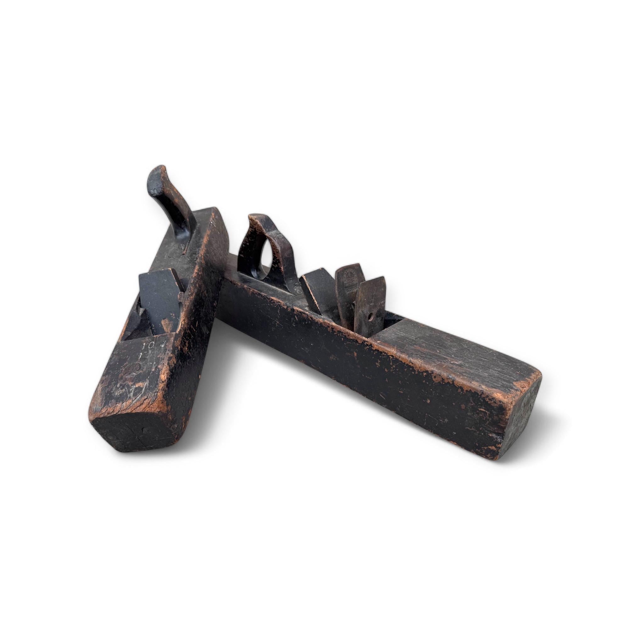 アンティーク木製かんな 2 枚組（W. ブッチャー ダブルブレード付き