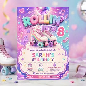 Op de afbeelding: Een verjaardagsuitnodiging met de tekst "ROLLIN' INTO 8" met rolschaatsen en muzieknoten. De uitnodiging is voor Sarah's 8e verjaardag, met evenementdetails en een discobal-afbeelding. Pastelkleuren domineren het ontwerp.