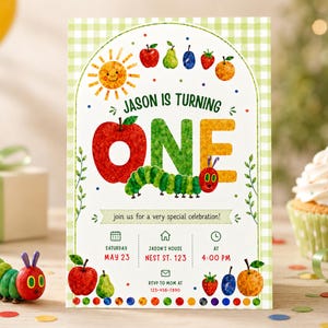 Può includere: Un invito di compleanno colorato con il testo "JASON IS TURNING ONE". Il design presenta un sole, frutta e un bruco. L'invito include la data, l'ora e il luogo della festa. Un cupcake e palloncini sono sullo sfondo.