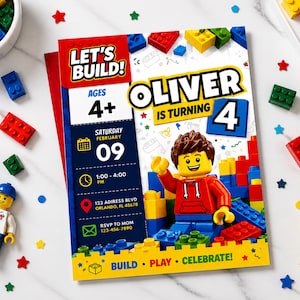 以下が含まれることがあります： レゴをテーマにしたカラフルな誕生日招待状。「Let's Build!」と「Oliver is turning 4」と書かれています。デザインはレゴのフィギュア、ブロック、イベントの詳細が特徴です。追加のレゴブロックとレゴのフィギュアが散らばっています。