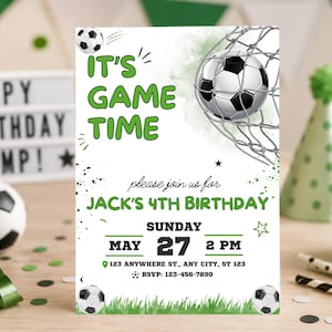 Peut inclure: Une invitation d'anniversaire sur le thème du football avec le texte "It's Game Time" en vert. L'invitation comprend les détails du 4e anniversaire de Jack, avec un graphisme de ballon de football et un filet. Décorations supplémentaires : ballon, confettis et chapeau de fête.
