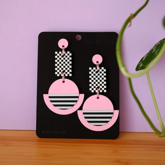 Boucles d'oreilles Memphis années 80 en rose, noir et blanc – Design unique en impression 3D, fabriquées en France avec matériaux biosourcés