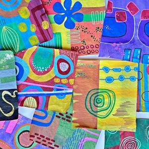 Peut inclure: Une collection d'œuvres d'art abstraites colorées. Chaque pièce présente des motifs et des formes uniques, notamment des cercles, des lignes et des motifs floraux. La palette de couleurs comprend des teintes vives de bleu, de jaune, de rouge et de vert.