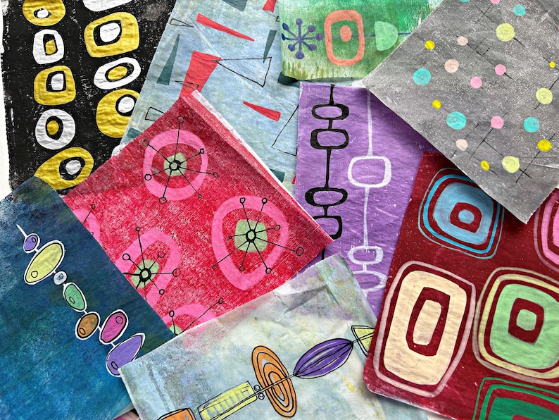 Peut inclure: Une collection de carr&eacute;s de papier color&eacute;s &agrave; motifs de style moderne du milieu du si&egrave;cle. Les motifs comprennent des formes g&eacute;om&eacute;triques, des &eacute;clats d'&eacute;toiles atomiques et des lignes abstraites dans diverses couleurs comme le rouge, le bleu, le vert et le violet. Les papiers sont superpos&eacute;s et se chevauchent.