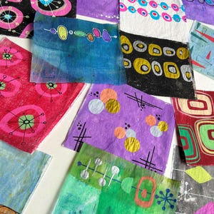 Peut inclure: Une collection de pi&egrave;ces d'art abstrait color&eacute;es. Chaque pi&egrave;ce pr&eacute;sente des motifs et des dessins uniques dans diverses couleurs, notamment le rouge, le bleu, le violet et le vert. L'&oelig;uvre a une esth&eacute;tique moderne du milieu du si&egrave;cle.