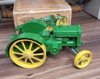 1970s John Deere Toy Tractor, Cast Iron 1923 Replica Model D 1/16 Scale, Collectible Toy Tractor