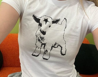 Camiseta gótica de cordero Y2K para bebé, estética vintage de los 90, camiseta alternativa de cordero con estética rockstar, top de cordero estilo grunge retro y coqueta.