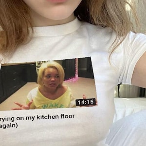 Camiseta de bebé Trisha Paytas, estilo "trashy bimbo", icónica camiseta vintage de los 90 con estética Y2K, top "trashy bimbocore" de Trisha Paytas, estilo "trashy Y2K" y coqueta.