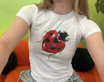 Ladybug Y2K baby-T-shirt, schattig jaren 90 trendy insectenshirt, Y2K vintage bug graphic top, Coquette Aesthetic baby-T-shirt jaren 2000 retro Love Bug T-shirt