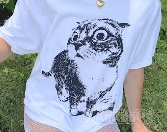 Camiseta de gatito sorprendido estilo Y2K, estética de los 90, camiseta vintage de gatito, camiseta de gato con estética de novia rockera, camiseta de gatito moderna con estampado grunge retro.