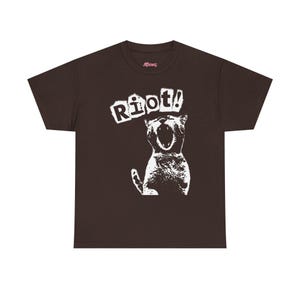 Camiseta RIOT Cat Y2K, camiseta punk, camiseta anarquista alternativa dos anos 90, camiseta gatinho da revolução anarquista, camiseta emo riot anarquista, kitty weirdcore, camiseta punk gótica Y2K Dark Chocolate
