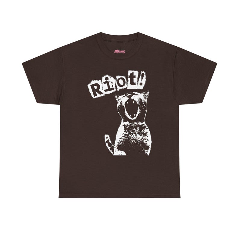 Camiseta RIOT Cat Y2K, camiseta punk, camiseta anarquista alternativa dos anos 90, camiseta gatinho da revolução anarquista, camiseta emo riot anarquista, kitty weirdcore, camiseta punk gótica Y2K Dark Chocolate