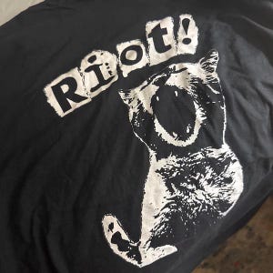 Camiseta RIOT Cat Y2K, camiseta punk, camiseta anarquista alternativa dos anos 90, camiseta gatinho da revolução anarquista, camiseta emo riot anarquista, kitty weirdcore, camiseta punk gótica Y2K imagem 5
