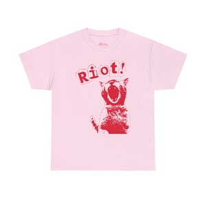 Camiseta RIOT Cat Y2K, camiseta punk, camiseta anarquista alternativa dos anos 90, camiseta gatinho da revolução anarquista, camiseta emo riot anarquista, kitty weirdcore, camiseta punk gótica Y2K Light Pink