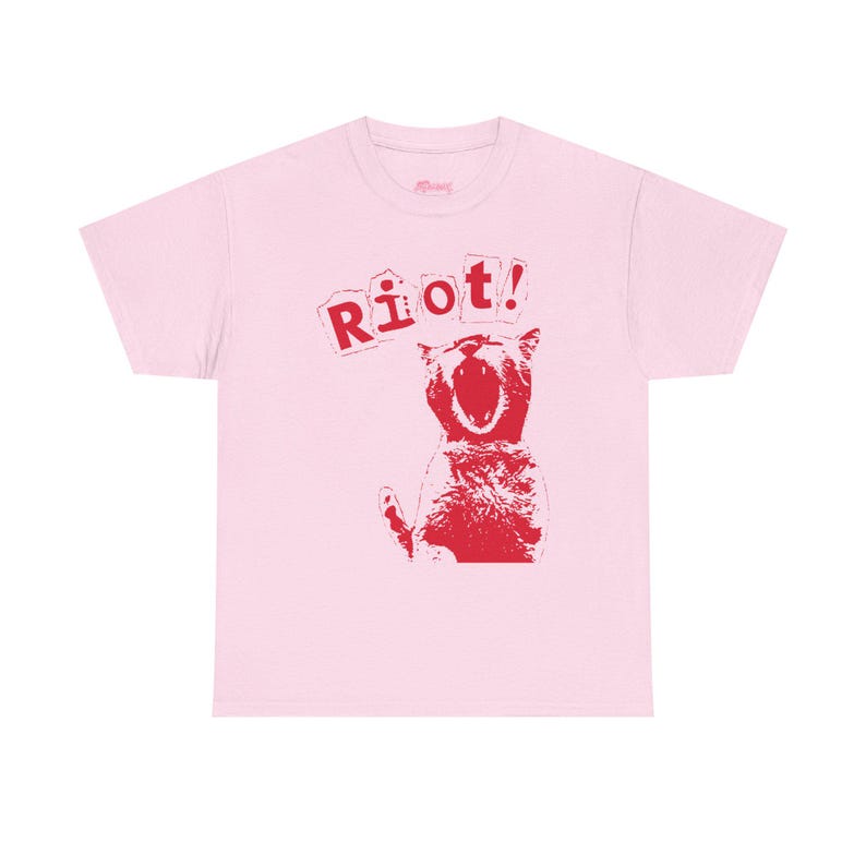 Camiseta RIOT Cat Y2K, camiseta punk, camiseta anarquista alternativa dos anos 90, camiseta gatinho da revolução anarquista, camiseta emo riot anarquista, kitty weirdcore, camiseta punk gótica Y2K Light Pink