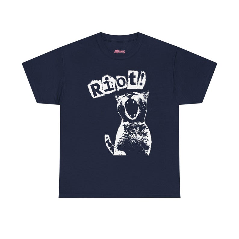 Camiseta RIOT Cat Y2K, camiseta punk, camiseta anarquista alternativa dos anos 90, camiseta gatinho da revolução anarquista, camiseta emo riot anarquista, kitty weirdcore, camiseta punk gótica Y2K Navy
