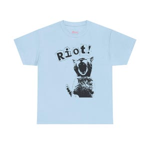 Camiseta RIOT Cat Y2K, camiseta punk, camiseta anarquista alternativa dos anos 90, camiseta gatinho da revolução anarquista, camiseta emo riot anarquista, kitty weirdcore, camiseta punk gótica Y2K Light Blue