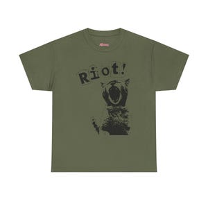 Camiseta RIOT Cat Y2K, camiseta punk, camiseta anarquista alternativa dos anos 90, camiseta gatinho da revolução anarquista, camiseta emo riot anarquista, kitty weirdcore, camiseta punk gótica Y2K Military Green