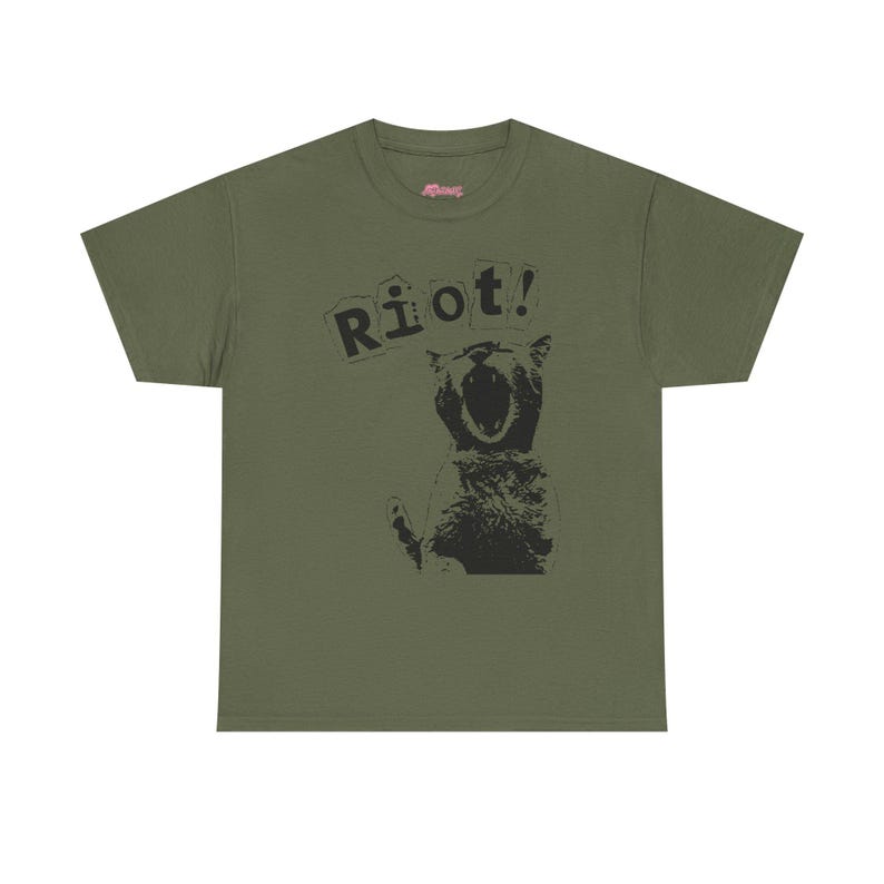 Camiseta RIOT Cat Y2K, camiseta punk, camiseta anarquista alternativa dos anos 90, camiseta gatinho da revolução anarquista, camiseta emo riot anarquista, kitty weirdcore, camiseta punk gótica Y2K Military Green