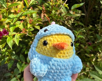 Kaczysław l'anatra in un costume da dinosauro rimovibile, modello digitale in formato PDF per peluche amigurumi all'uncinetto