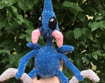 Bogdan the Blue Alien PDF gehäkelte Amigurumi Anleitung für ein kosmisches Plüschtier, ein polnisches Cartoon-Plüschtier