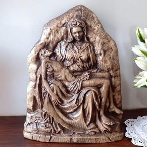 La Pietà by Michelangelo Renaissance Wood Statue Pieta by Michelangelo Madonna Jesus Statue Sculpture Wooden Religious Statue Madonna Jesus