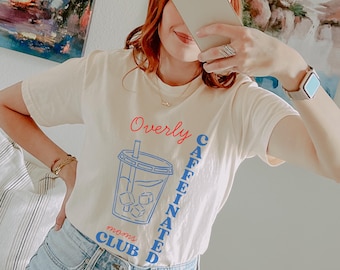 Maglietta del Club delle Mamme Troppo Caffeinate, Club delle Mamme Stanche, Maglietta Divertente per Mamme, Maglietta per Amanti del Caffè, Regalo per la Festa della Mamma, Maglietta Vita da Mamma, Maglietta Caffè Freddo