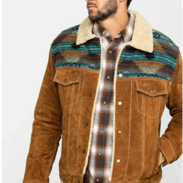 Chaqueta vaquera de gamuza para hombre: ribete azteca, cuello de piel y costura artesanal.