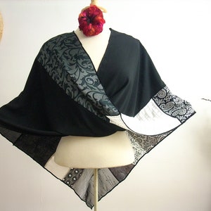 Upcycled Mobius Wrap: Schwarz, Silber & Weiß Patchwork Infinity-Schal