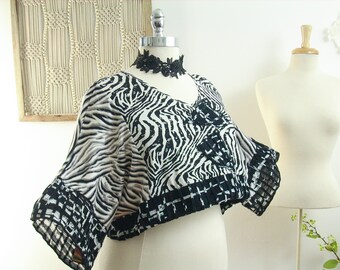 Cropped Top/Kimono Sleeve Shrug/Layering Top/Boho Tee/Lagenlook Top/Cover Up Tee/Shrug/Black and White Animal Print /T-Shirt Size 1X-2X