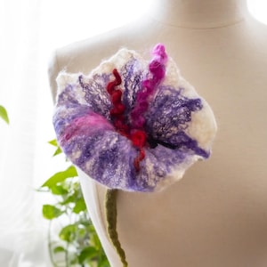 Gefilzte Blumen Brosche/Handgemachte Nass Gefilzte Blume/ Floral Pin/Wearable Art/Fiber Art, Lavendel und Weiß