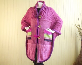 Gebreide poncho/upcycled trui gebreide wrap/handgemaakte unieke poncho/ambachtelijke kleding/roze en groene sjaal/One Size