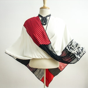 Upcycled Patchwork Mobius Schal: Rot Schwarz Weiß Seidiger Wrap