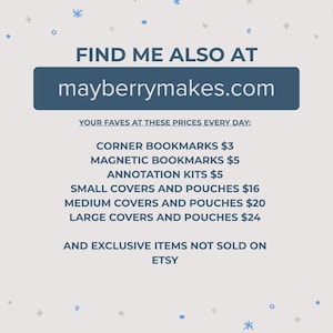 Puede incluir: Un letrero informativo gris claro con detalles de estrellas y puntos azules. El texto dice: FIND ME ALSO AT mayberrymakes.com, seguido de una lista de art&iacute;culos que incluye marcap&aacute;ginas de esquina, magn&eacute;ticos, kits de anotaci&oacute;n y fundas.