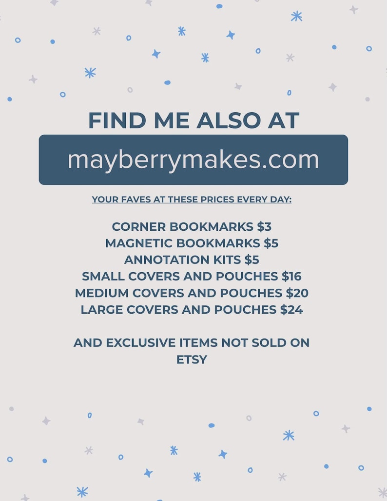 Puede incluir: Un letrero informativo gris claro con detalles de estrellas y puntos azules. El texto dice: FIND ME ALSO AT mayberrymakes.com, seguido de una lista de art&iacute;culos que incluye marcap&aacute;ginas de esquina, magn&eacute;ticos, kits de anotaci&oacute;n y fundas.