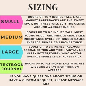 Puede incluir: Una tabla de tallas con el t&iacute;tulo SIZING. Se enumeran cuatro categor&iacute;as: Small (rosa) para libros de hasta 7 pulgadas, Medium (naranja) hasta 8.5 pulgadas, Large (azul) hasta 9.5 pulgadas y Textbook Journal (verde) para libros de hasta 10.5 pulgadas.