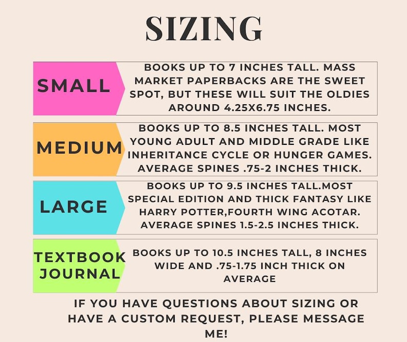 Puede incluir: Una tabla de tallas con el t&iacute;tulo SIZING. Se enumeran cuatro categor&iacute;as: Small (rosa) para libros de hasta 7 pulgadas, Medium (naranja) hasta 8.5 pulgadas, Large (azul) hasta 9.5 pulgadas y Textbook Journal (verde) para libros de hasta 10.5 pulgadas.