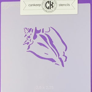 Peut inclure: Un pochoir en plastique violet en forme de coquillage, mesurant 2,5 x 2,75 pouces. Le pochoir est conçu pour l'artisanat et la décoration.