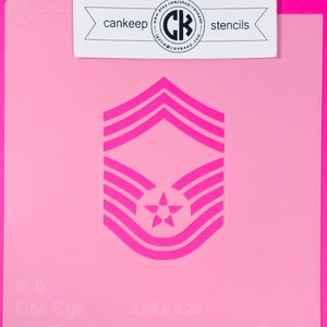 Può includere: Stencil rosa di un distintivo di grado di sergente maggiore capo E-9 con cinque strisce e una stella a cinque punte. Lo stencil misura 2,25 x 3,25 pollici.
