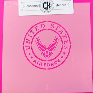Puede incluir: Una plantilla blanca con las palabras "United States Air Force" en un círculo alrededor de un logotipo estilizado de la Fuerza Aérea. La plantilla está sobre un fondo rosa.