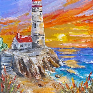 Faro al atardecer, pintura al óleo en colores brillantes y dorado, hecha a mano sobre cartón grueso, tamaño 8 x 10 pulgadas sin marco, cubierta con barniz.
