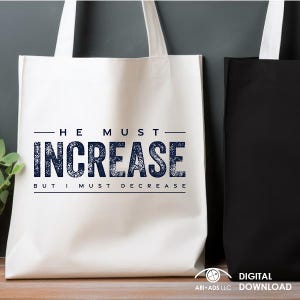 Może przedstawiać: Biała torba typu tote z niebieskim tekstem, który brzmi "On musi zwiększyć, ale ja muszę zmniejszyć".