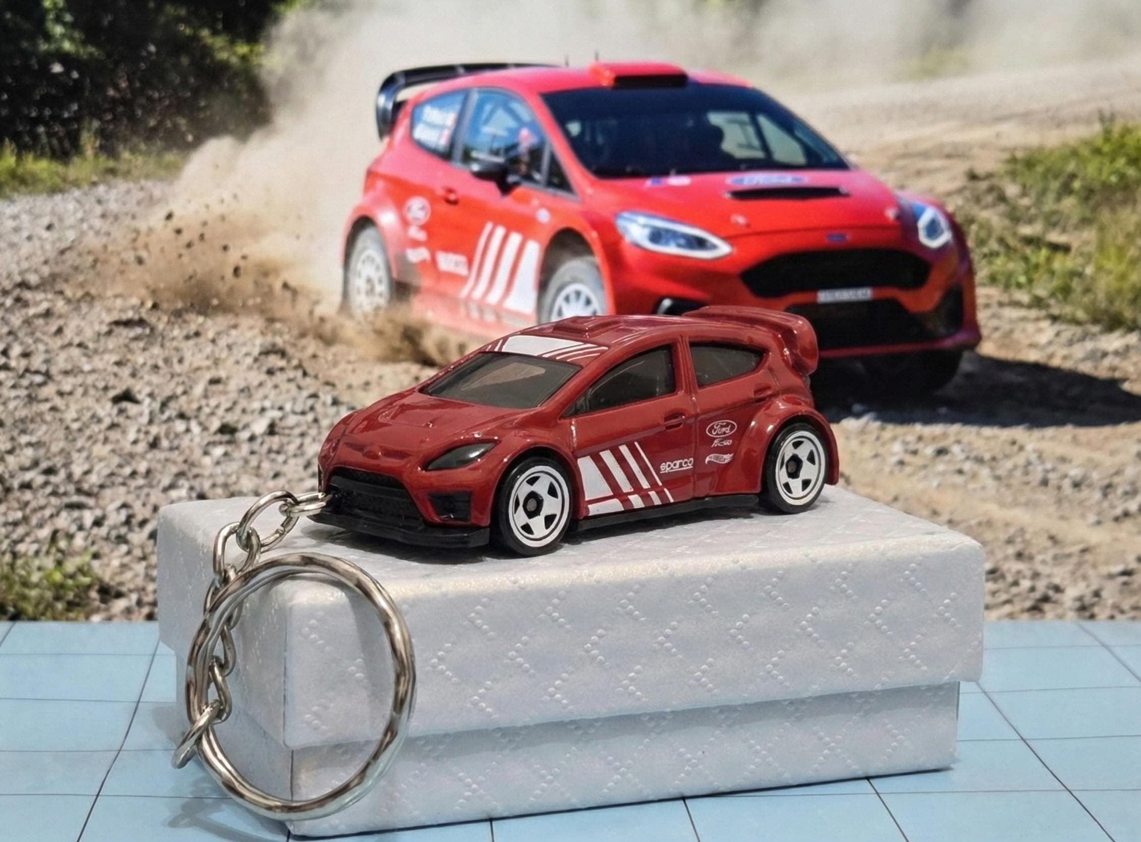 Modellino Auto Ford Fiesta Scala 1/18 Colore Rosso &ndash; Pressofuso Per Collezione