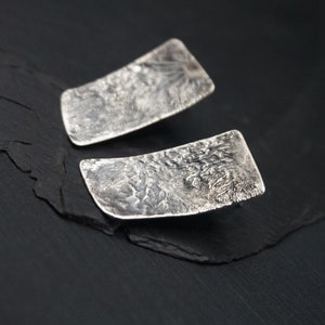 Puces d'oreilles en argent sterling oxydé : texture brute Wabi Sabi