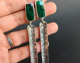 Pendientes largos de flores rústicas, pendientes botánicos estampados en plata hechos a mano con malaquita verde, joyería texturizada hecha a mano OAK