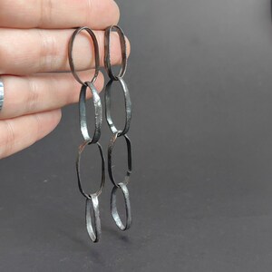 Extra långa örhängen i svart sterlingsilver med kedje, handgjorda örhängen med mörka ringar för kvinnor, eleganta rustika smycken