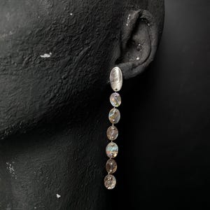 Orecchini pendenti lunghi iridescenti con conchiglia di abalone in argento sterling, gioielli ispirati alla costa e all'oceano.