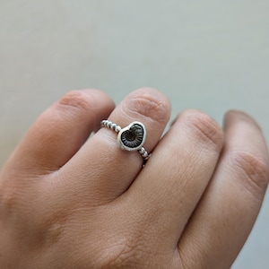 Pärlbesatt silverring med liten ammonitfossil, elegant stapelband