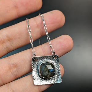 Collier à pendentif labradorite verte : argent sterling estampé, wabi sabi
